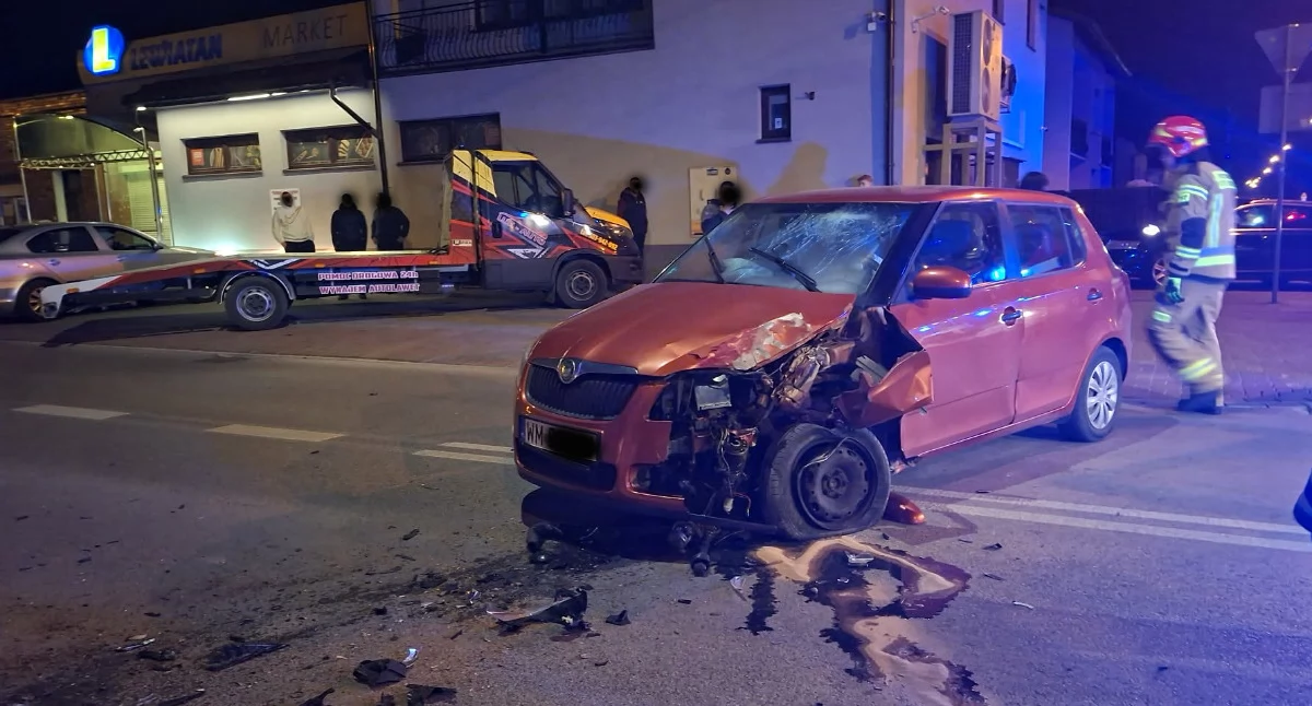 Zderzenie dwóch aut w Siedlcach. Jedna osoba trafiła pod opiekę ratowników - fot. ak