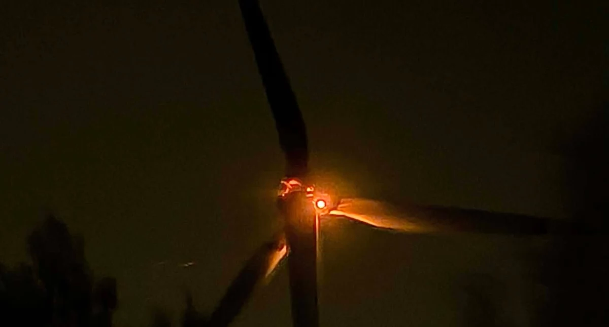 Nocna akcja strażaków w Rządzy. Płonęła turbina wiatrowa i młodnik - fot. OSP Jakubów