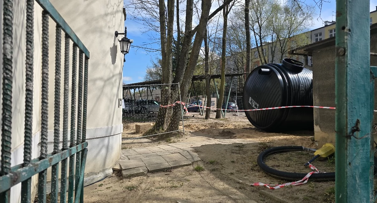 Inwestycje, okazji montażu zbiornika poprawią chodniki Trwają prace dziedzińcu Siedlcach - zdjęcie, fotografia