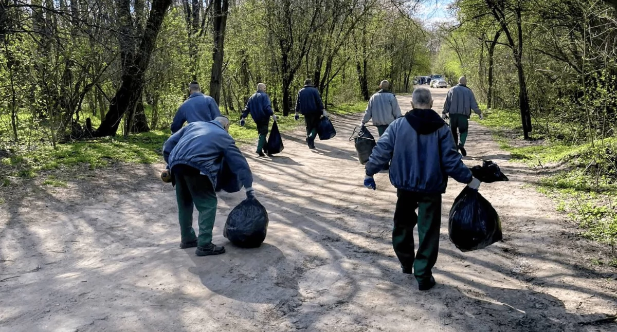 Siedlce. Osadzeni sprzątali Muchawkę. Włączyli się w ogólnopolską akcję - fot. Zakład Karny