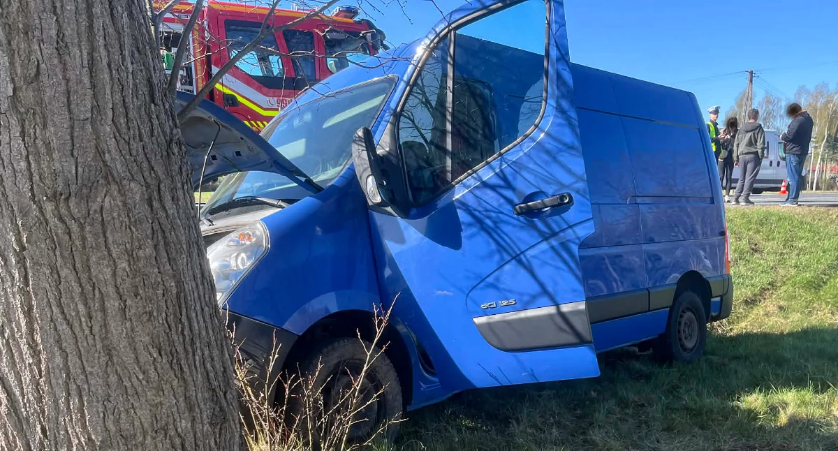 Groźne zderzenie na DK92. Bus i osobówka, jedna osoba poszkodowana - fot. ak