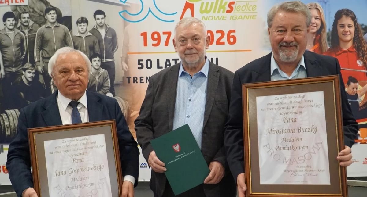 Jan Gołębiewski, Stefan Długosz i Mirosław Buczek z medalami Pro Masovia fot. Siriss