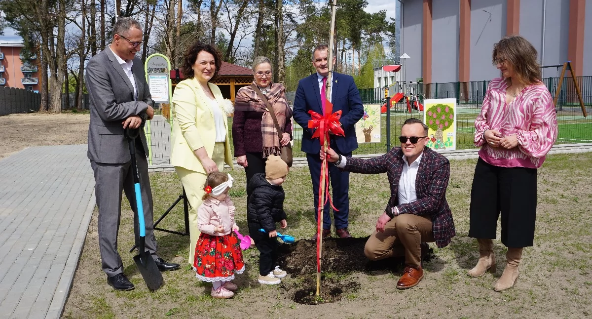 Posadzenie drzewka zamiast symbolicznego przecięcia wstęgi. fot. sej