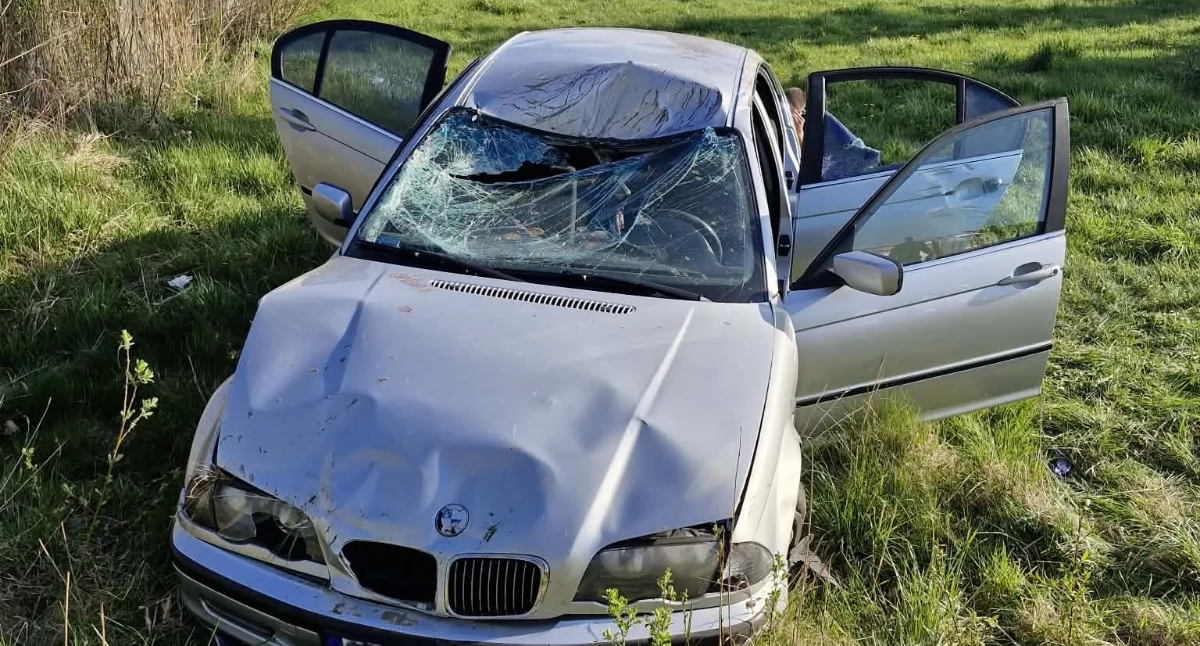 Dachowanie BMW w Starym Puznowie. 18-latek stracił panowanie nad autem - fot. OSP Niecieplin