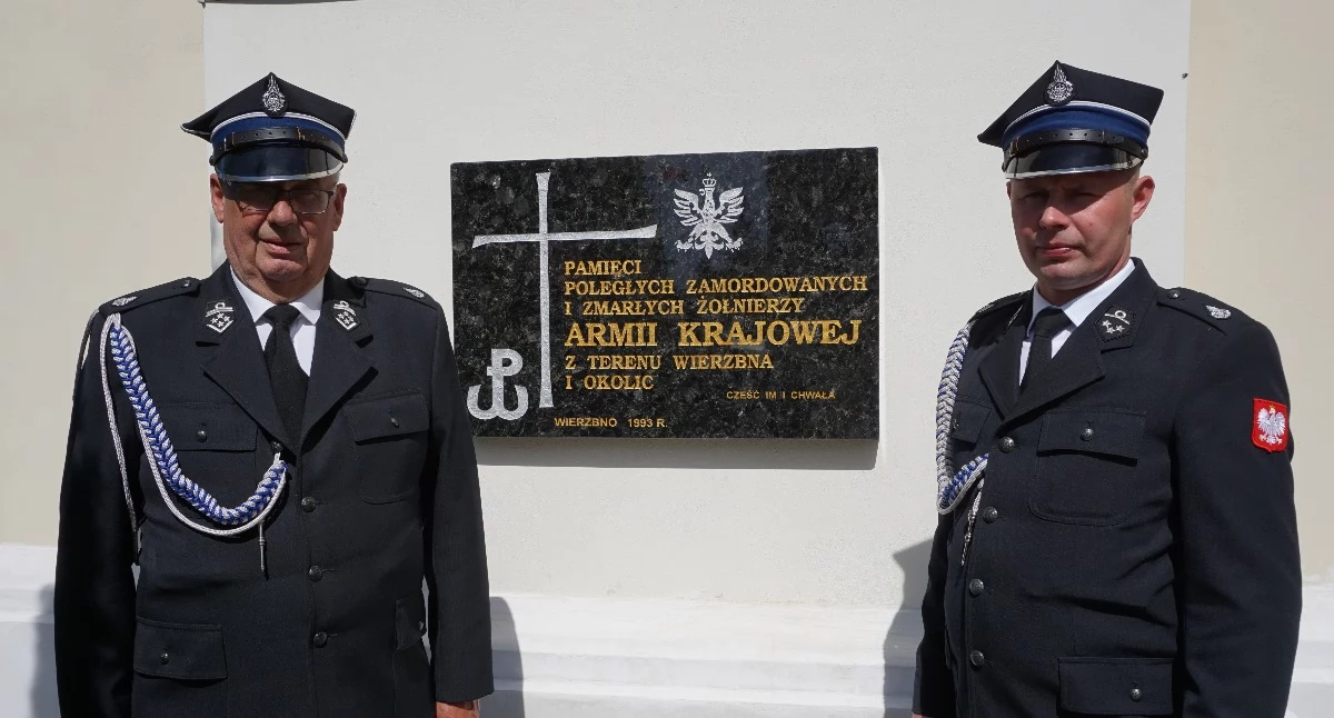 Eugeniusz Kudelski i Łukasz Komorowski przy tablicy pamięci żołnierzy Armii Krajowej.  fot. sej