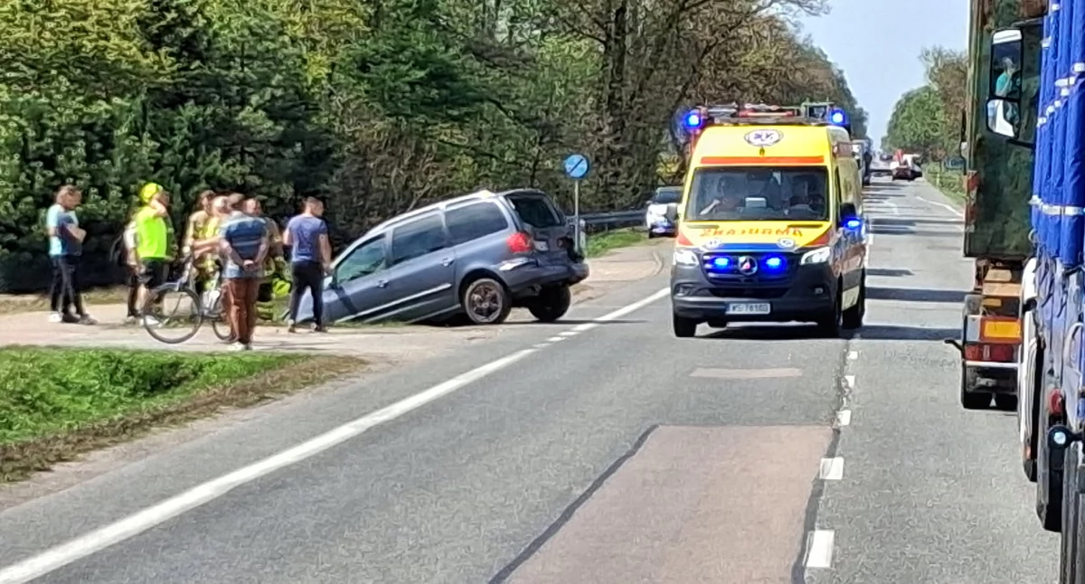 Wypadek na DK92 w Zbuczynie. Zderzenie auta osobowego z ciężarówką, droga zablokowana - fot. ak