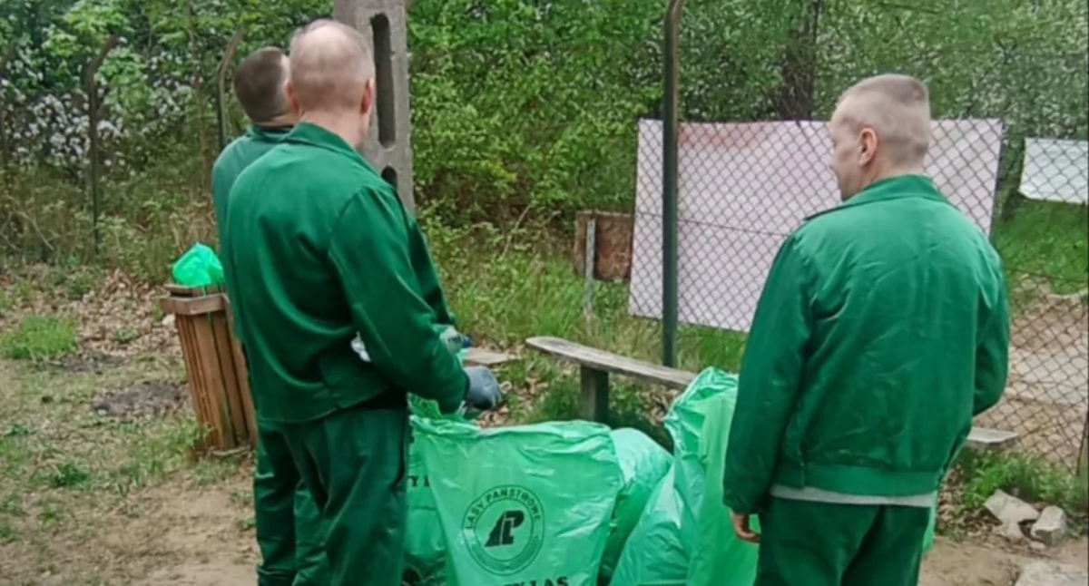 Osadzeni z Zakładu Karnego w Siedlcach sprzątali uroczysko Sekuła. Wspólna akcja z nadleśnictwem - fot. Zakład Karny