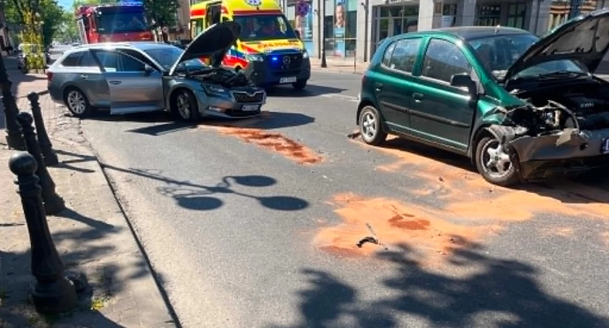 Zderzenie dwóch aut w Siedlcach na ul. Piłsudskiego. Jedna osoba w szpitalu - fot. ak