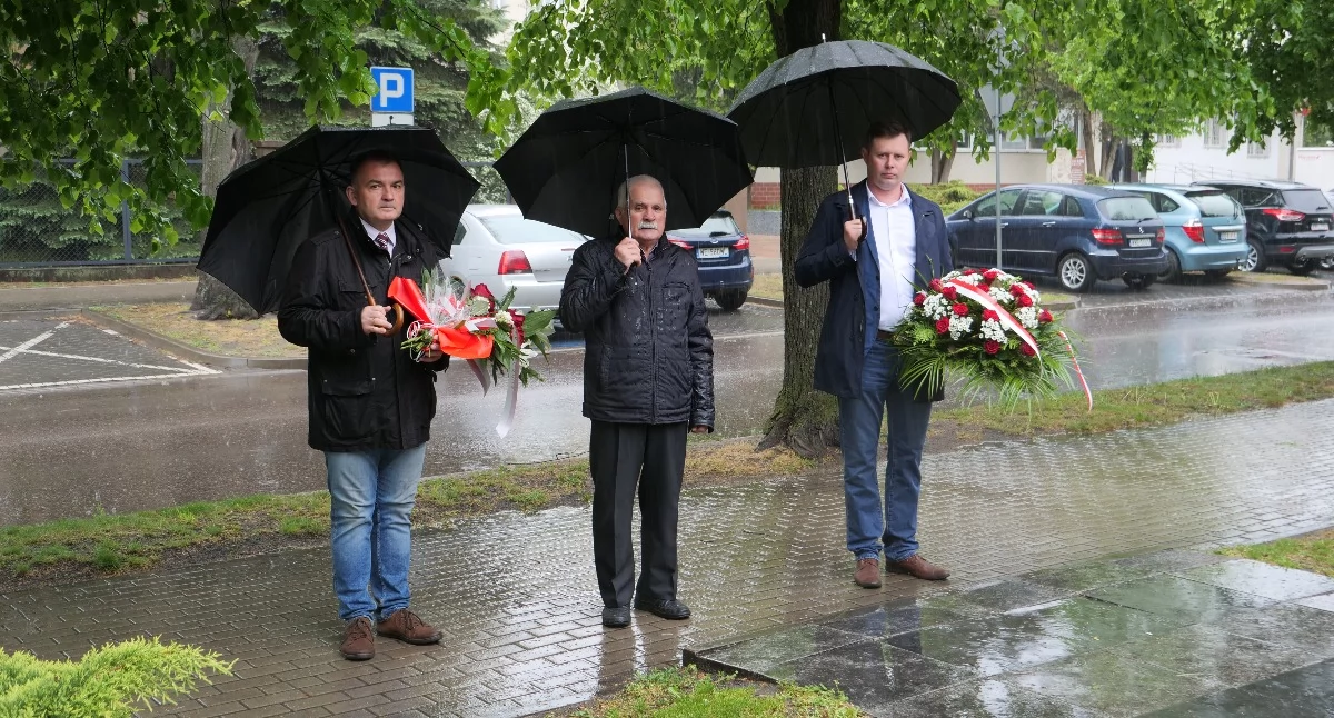 Od lewej: burmistrz Paweł Marchela, Krzysztof Szymański i Łukasz Komorowski.  fot. Beata Gonatrz
