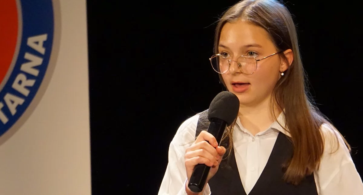 Natalia Kąca reprezentująca na festiwalu Szkołę Podstawową w Grębkowie.  fot. sej