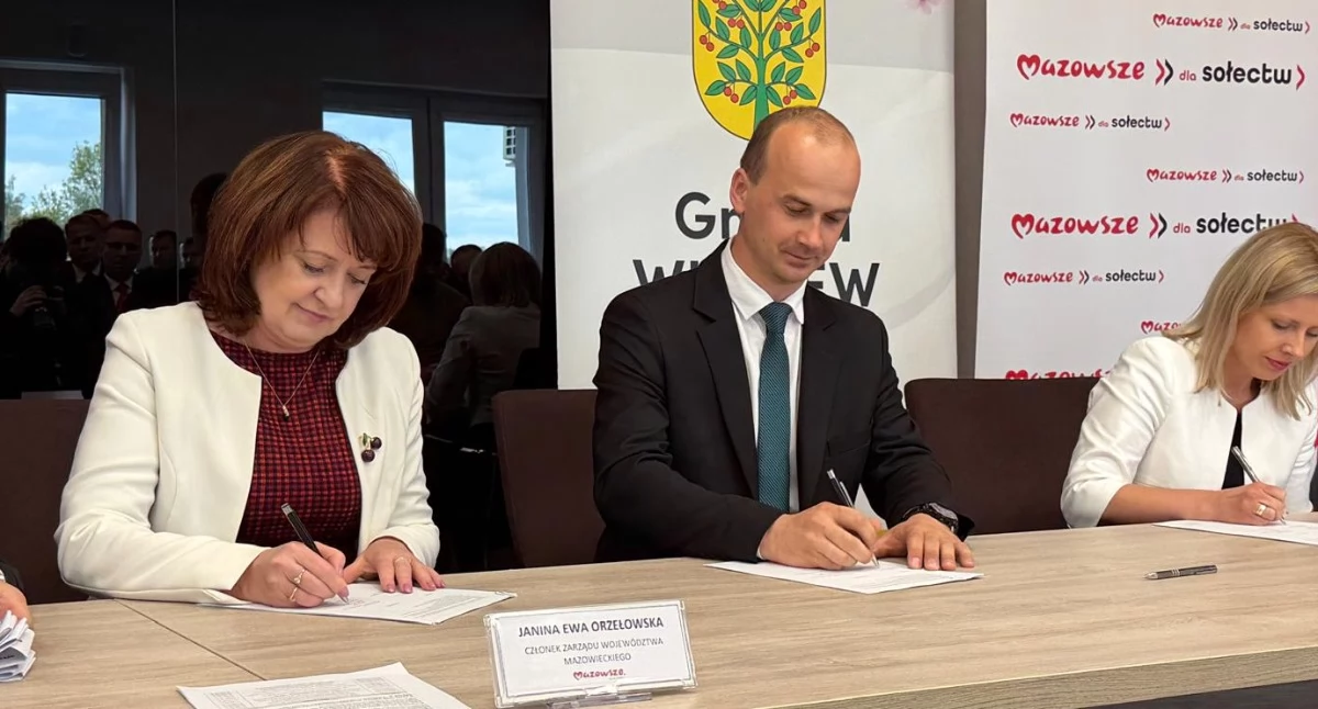 Gmina Suchożebry: Podpisanie umowy na dofinansowanie z budżetu mazowieckiego. Od lewej: członek Zarządu Województwa Mazowieckiego Janina Ewa Orzełowska, wójt Tomasz Starzewski i skarbnik gminy Suchożebry Magdalena Sadowska