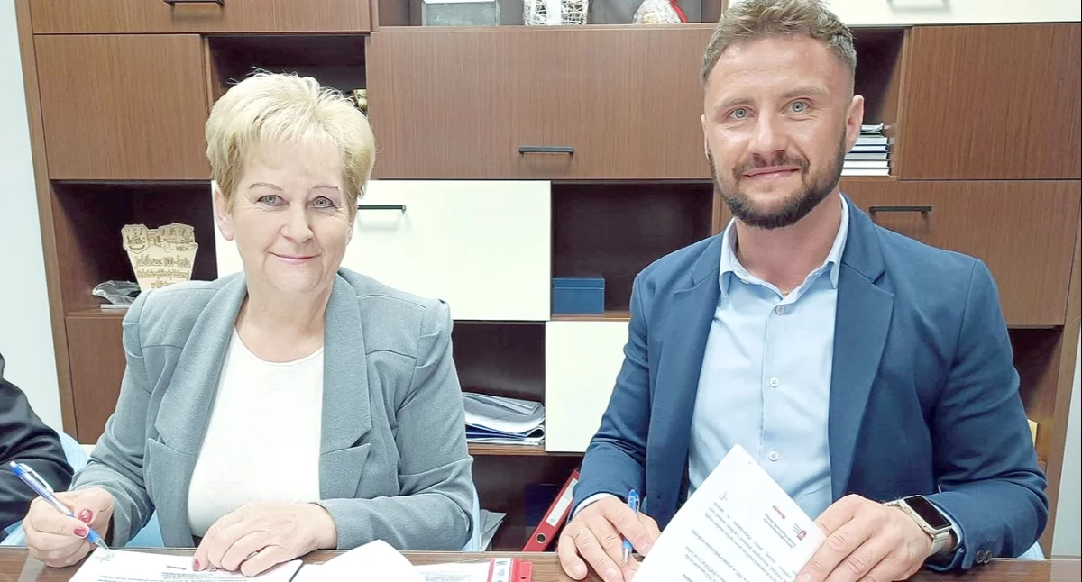 Umowa już podpisana. Na zdjęciu burmistrz  Albina Łubian i przedstawiciel wykonawcy Przemysław Kozłowski.