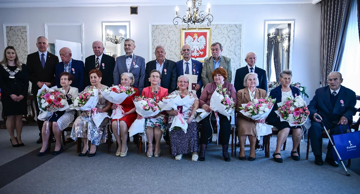 Medale za długoletnie pożycie małżeńskie wręczone w Siedlcach. Uhonorowano pary z 50-letnim stażem - fot. Alex Skums