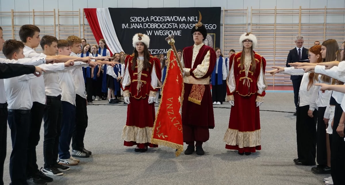 Ślubowanie na nowy sztandar szkoły. fot. sej