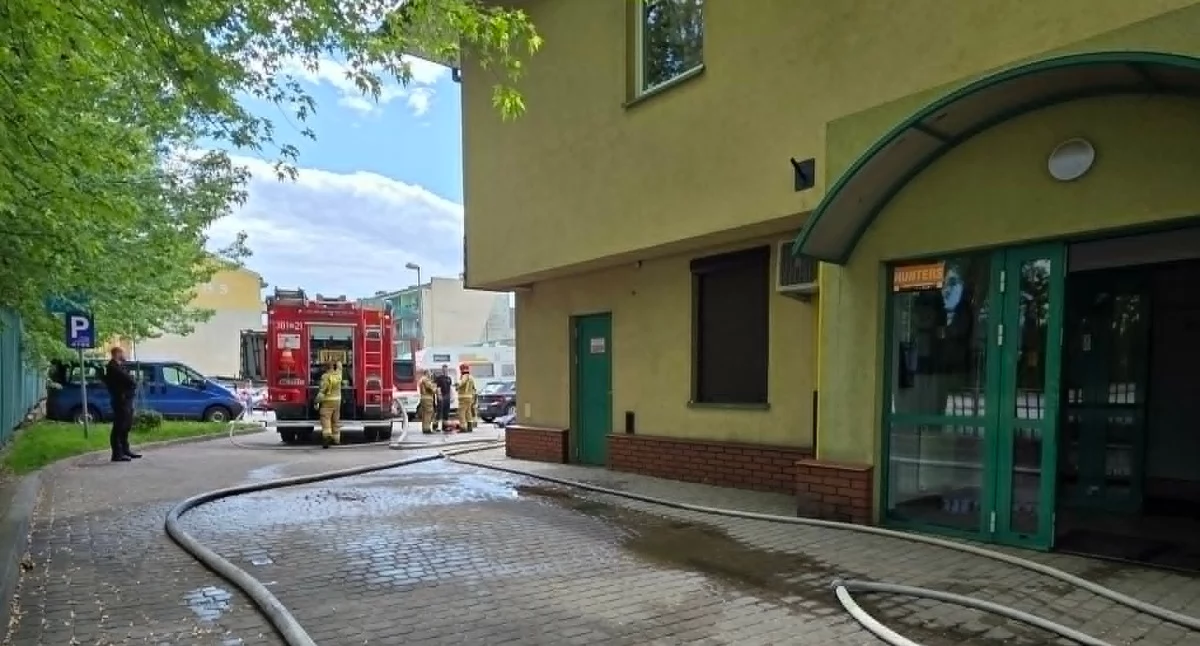 Pożar w garażu budynku STBS w Siedlcach. Na miejscu interweniowała straż pożarna - fot. Aga Król