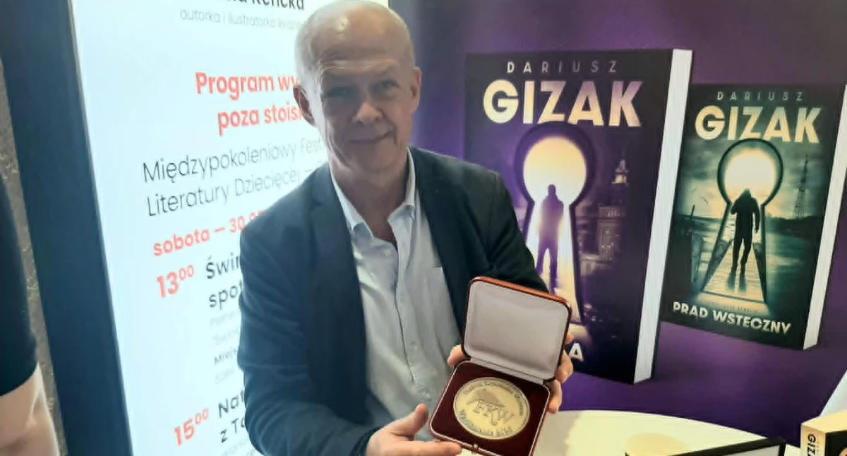Dariusz Gizak na Międzynarodowych Targach Książki  z nagrodą    fot. Tomasz Markiewicz