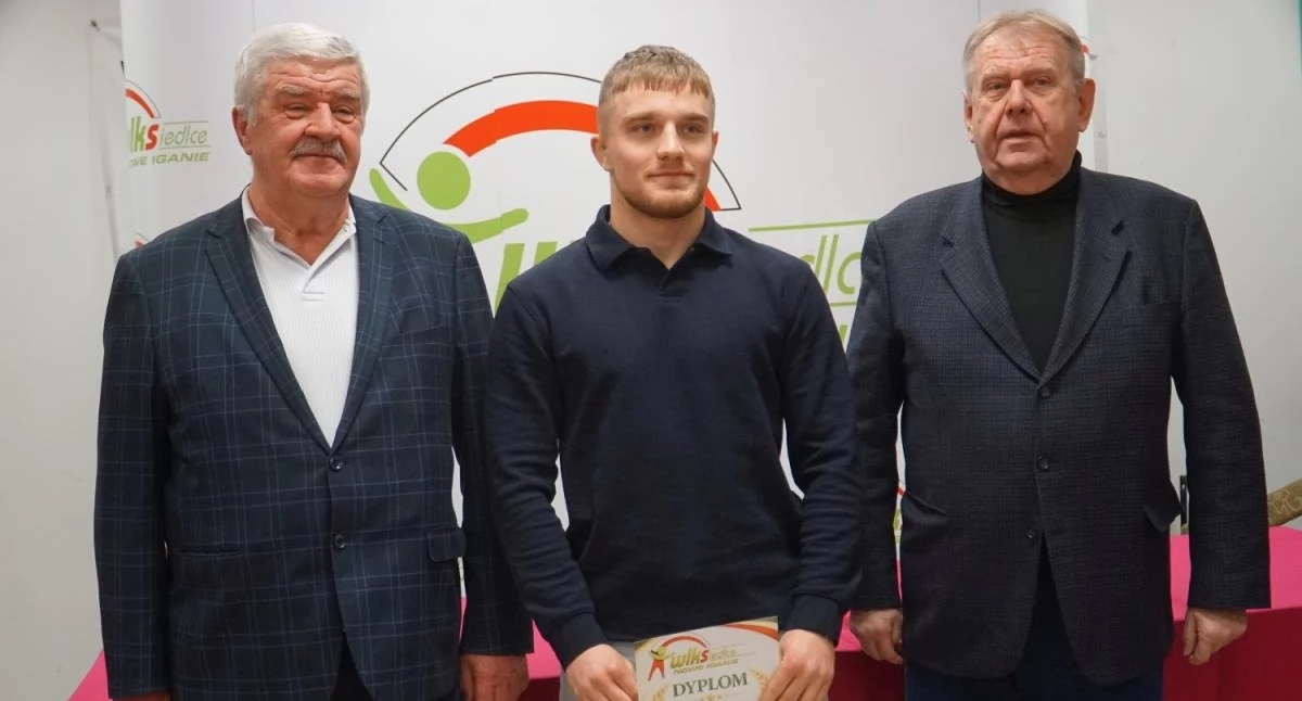 Patryk Kostrzewski w towarzystwie działaczy WLKS fot. Siriss