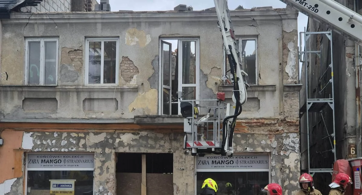 Przy ul. Rynek 4 w Łosicach zawalił się szczyt kamienicy, zdjęcie nadesłane przez Czytelnika