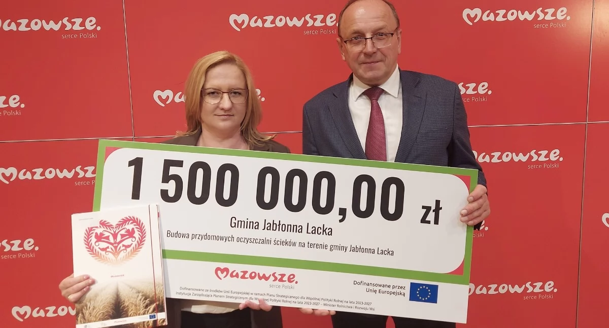 Skarbnik Małgorzata Toczyska i wójt gminy Wiesław Michalczuk, fot. UG Jabłonna Lacka