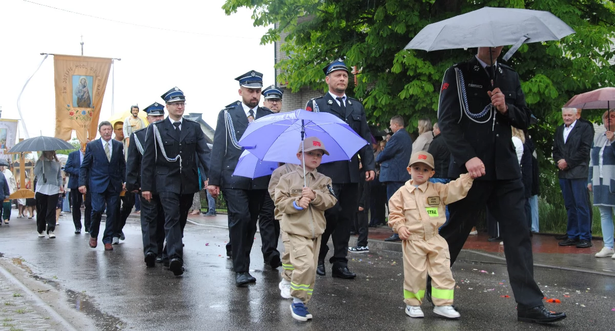 Boże Ciało 2026 w Wołyńcach. Procesja do czterech ołtarzy mimo deszczowej pogody - fot. Jarosław Kurzawa