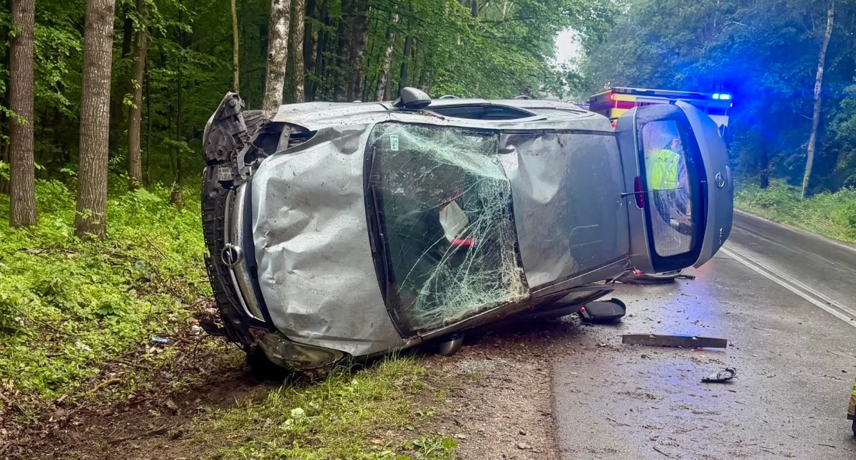 Dachowanie samochodu na drodze Hołubla–Siedlce. Dwie osoby pod opieką ratowników - fot. OSP Hołubla