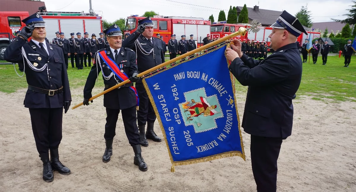 Odznaczenie sztandaru OSP Stara Sucha Złotym Znakiem Związku. fot. sej