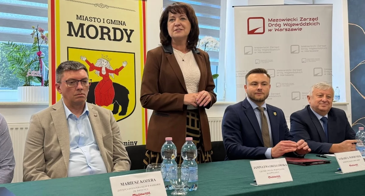 Podpisanie umowy na remont odcinka drogi Mordy-Wojnów. Fot. UMiG Mordy    