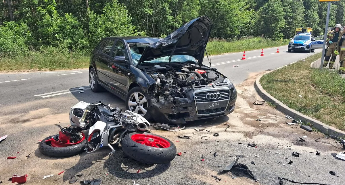 Wypadek motocykla i audi w Olszewicach. Motocyklista trafił do szpitala