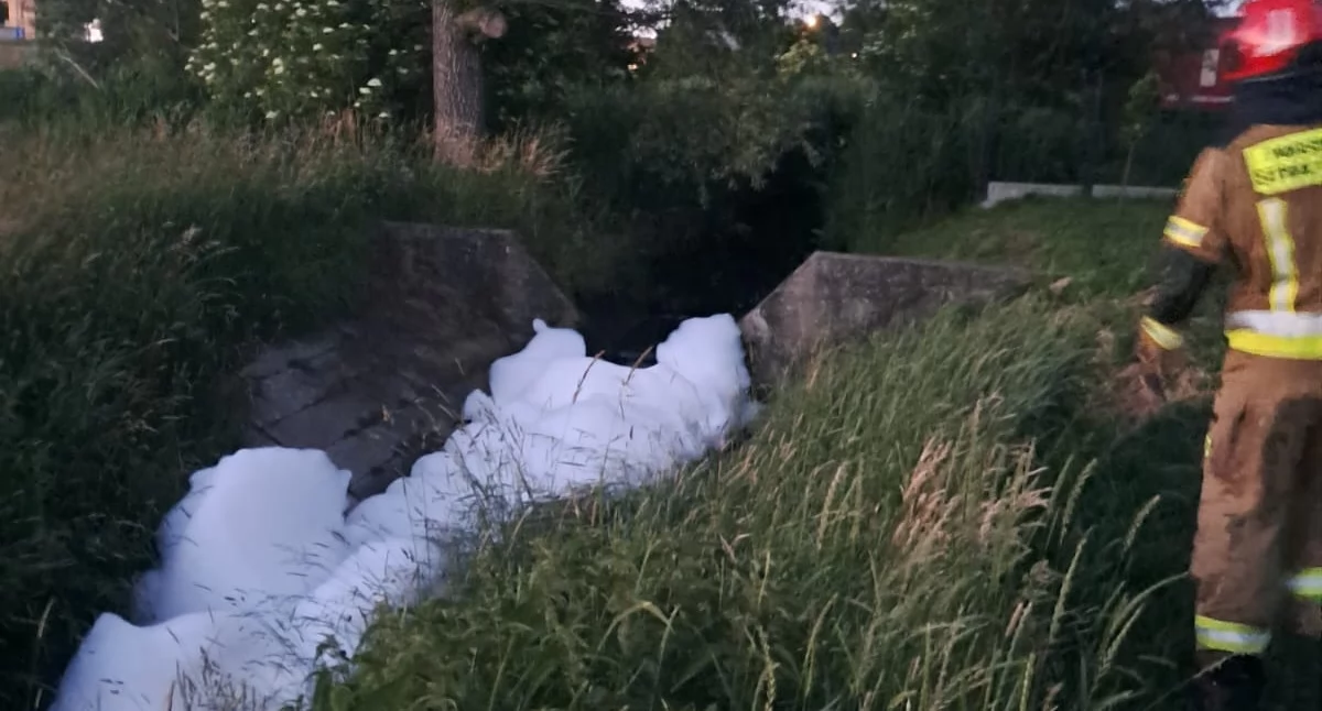 Duża piana na Witówce zaniepokoiła mieszkańca. Zanieczyszczenie dotarło także do stawów hodowlanych - fot. PSP Mińsk Maz.