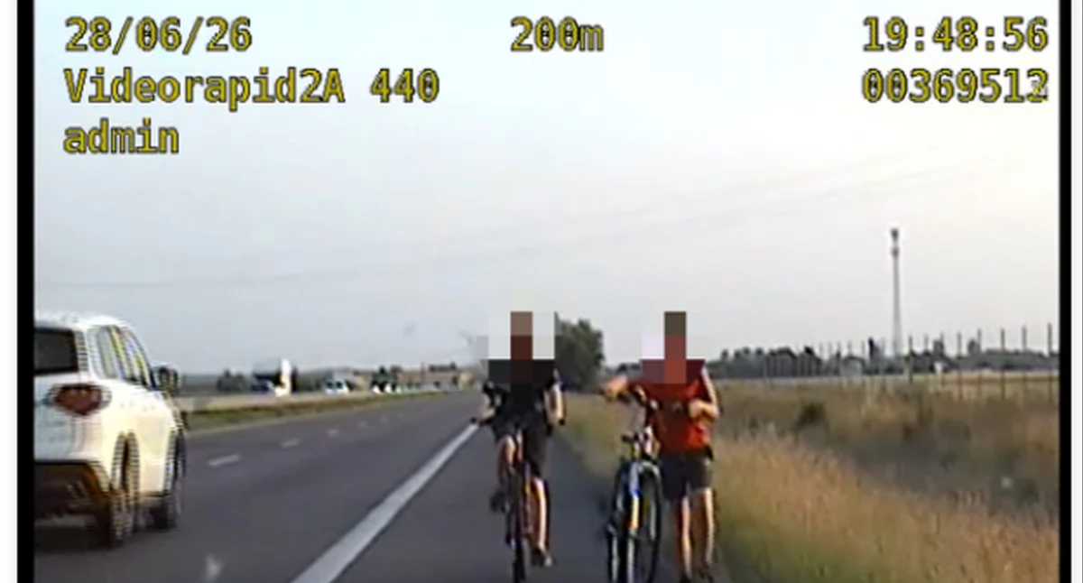 Dwaj chłopcy jechali rowerami drogą ekspresową S17. Policję zaalarmowali kierowcy - fot. Policja Garwolin