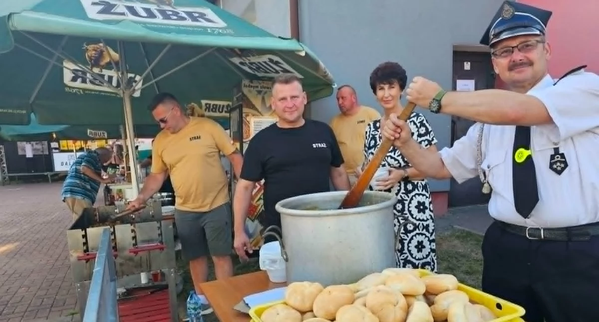 Prezes Jarosław Kokosza osobiście czuwał nad procesem przygotowywania strażackiej grochówki., 