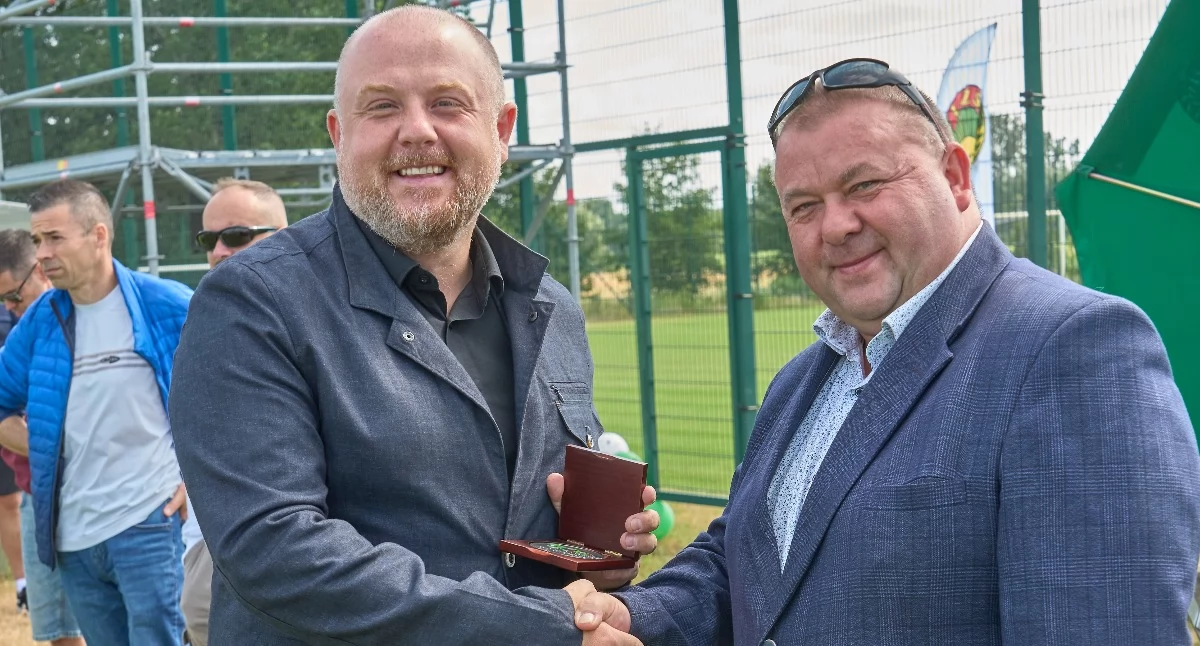 Nagrodę z rąk wiceprezesa WLKS Jacka Kuźnarskiego odebrał prezes Tygodnika Siedleckiego Paweł Świerczewski fot. Janusz Mazurek