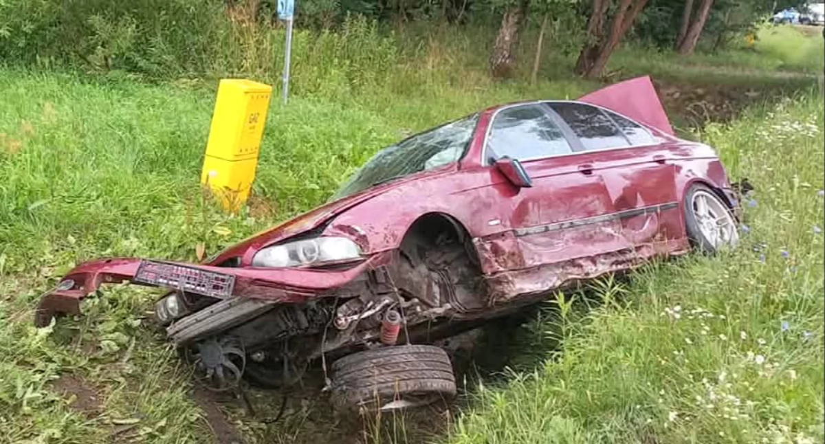 Samochód wypadł z drogi w Pruszynie-Pieńkach. 26-latek zakończył jazdę w rowie - fot. OSP Pruszyn