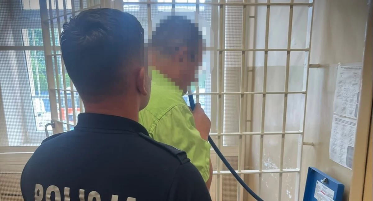 Badanie trzeźwości kierowcy autobusu, fot. KPP Sokołów Podlaski
