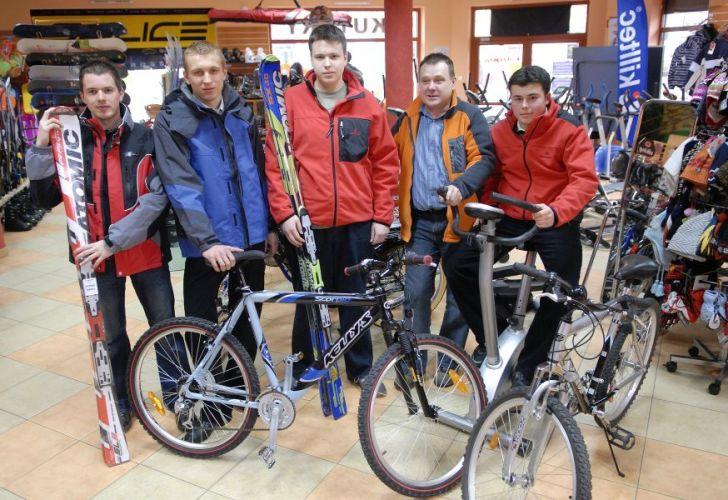 Od lewej: Łukasz Wereda - zwycięzca konkursu, Jakub Michalczyk, Grzegorz Malinowski, Sławomir Wrona - właściciel sklepu „Delta Sport”  i Kamil Król. - fot. 