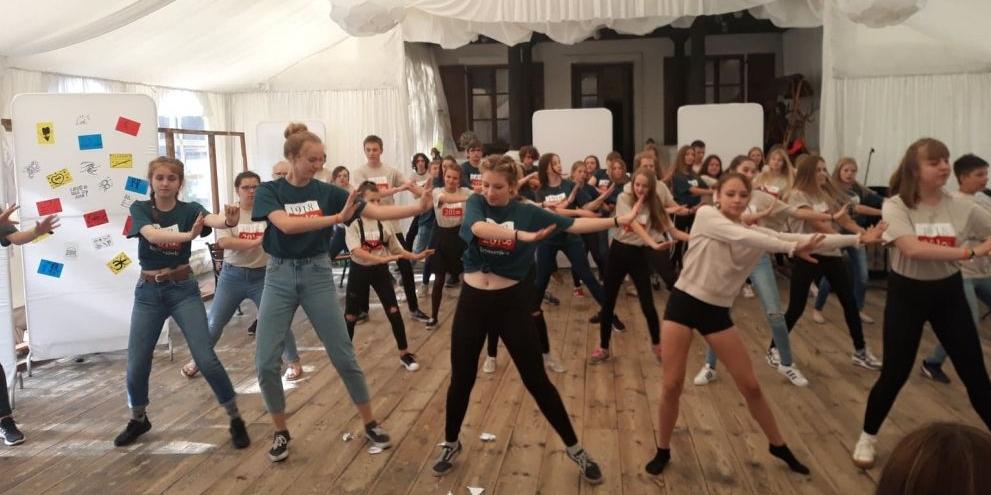 Wszyscy tancerze byli ubrani w koszulki nawiązujące do obchodow  100 - lecia Niepodległej