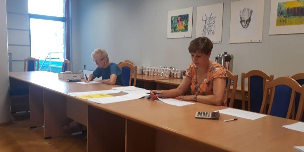 Pracownicy GOPS w sierpniu pracują w sali konferencyjnej fot. UG Siedlce - fot. UG Siedlce