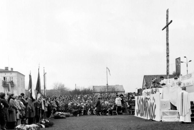 3 maja 1981 r. Msza św. na stadionie siedleckiej „Pogoni”. Fot.  z arch. S. Musieja - fot. 