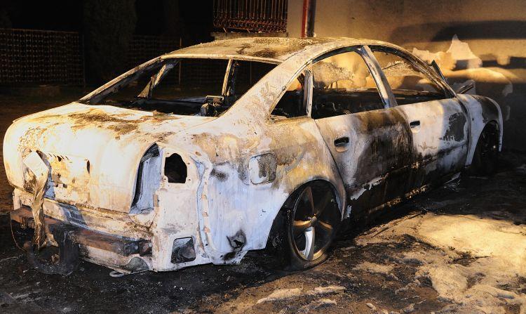 Płonący Ford Mondeo na ul. Kałuszyńskiej w Siedlcach - fot. 