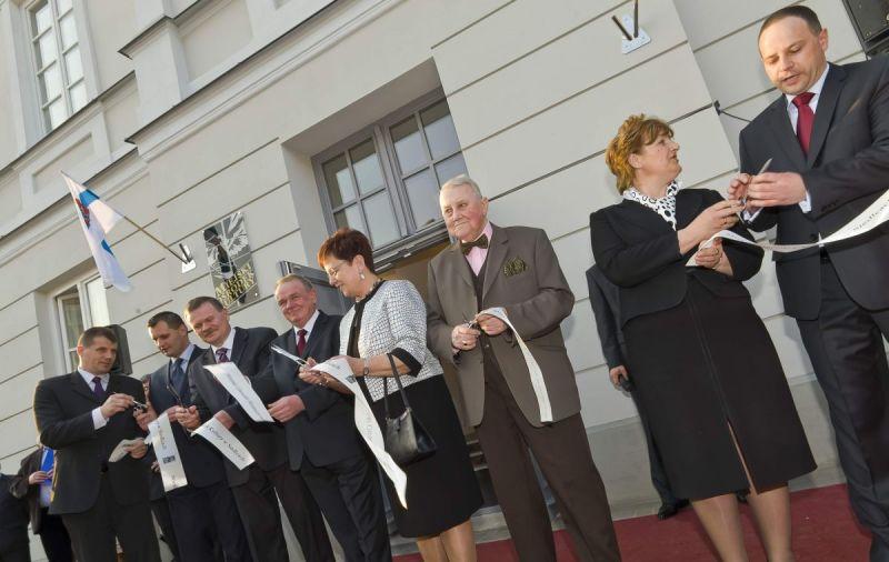 Od lewej poseł Jacek Kozaczyński, przewodniczący siedleckiej Rady Miasta Piotr Karaś, wiceprezydent Jarosław Głowacki, prezydent Wojciech Kudelski, wiceprezydent Anna Sochacka, Honorowy Obywatel Siedlec Konstanty Domagała, wicestarosta sokołowski Marta So - fot. 
