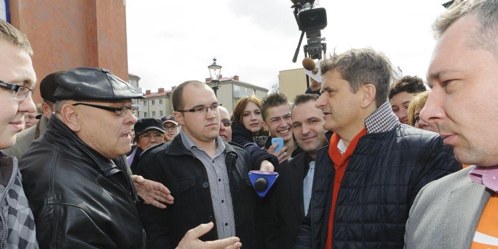 Janusz Palikot (drugi z prawej) w czasie rozmowy z mieszkańcami Siedlec (fot. J. Mazurek) - fot. 