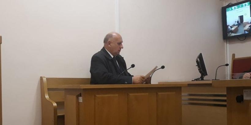Henryk Brodowski słucha uzasadnienia wyroku