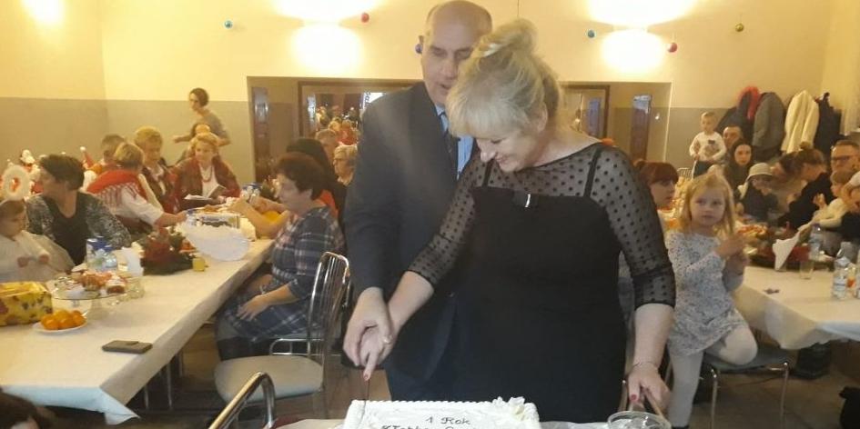 Urodzinowy tort pokroili wójt gminy Siedlce Henryk Brodowski i dyrektor Małgorzata Bednarczuk - fot. 