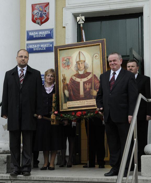 Władze siedlec z obrazem św. Stanisława, od lewej: Mariusz Dobijański, marta Sosnowska, Wojciech Kudelski i Jarosław Głowacki. Fot. Janusz Mazurek - fot. 