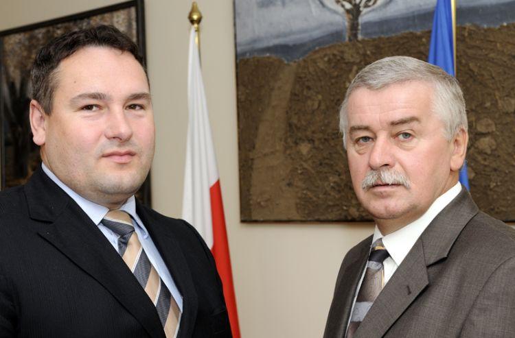 W myśl nowej umowy koalicyjnej, wicestarosta Bartłomiej Kurkus (z lewej) i starosta Zygmunt Wielogórski pozostaną na swoich stanowiskach do końca kadencji.
 - fot. 