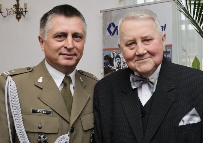 Konstanty Domagała z jednym z licznych swoich uczniów, kapelmistrzem Reprezentacyjnej Orkiestry Wojska Polskiego, majorem Mirosławem Rytelem. (Fot. J. Mazurek ) - fot. 