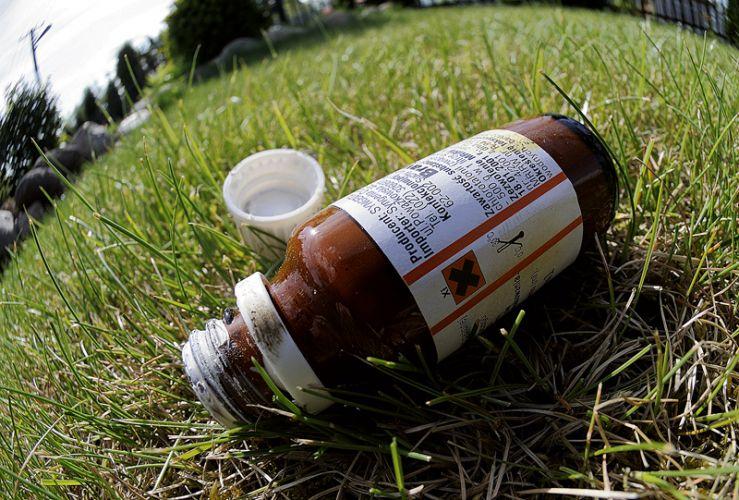 Takie opakowanie po środku grzybobójczym może być niebezpieczne zarówno dla ludzi jak i zwierząt.  Fot. J. Mazurek - fot. 