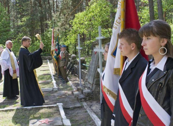 Moment uroczystego poświęcenia krzyży przez ks. Sławomira Kochana z parafii prawosławnej 
w Siedlcach i ks. Zdzisława domańskiego proboszcza parafii w Suchożebrach
Fot. Janusz Mazurek - fot. 