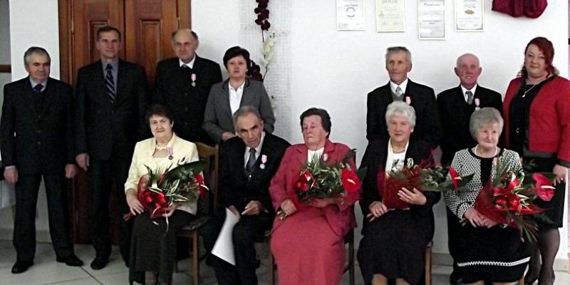 Świetlica w Huszlewie. Małżonkowie obchodzący jubileusz 50-lecia pożycia małżeńskiego razem z przedstawicielami lokalnego samorządu gm,iny Huszlew. Fot. Arch. UG Huszlew - fot. 