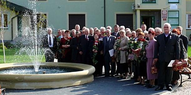 Jubileusz „Złotych Godów” obchodzony przez 24 pary z terenu gminy Krzywda uroczyście obchodzono w Centrum Kultury i Integracji Społecznej w Krzywdzie. Na zdjęciu jubilaci na placu przed budynkiem Centrum. Fot. Arch. UG Krzywda - fot. 